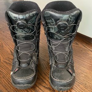 K2 snowboarding boots size 5